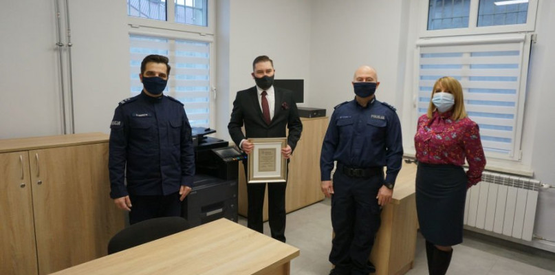 W symbolicznym otwarciu komisariatu po remoncie uczestniczyli: komendant powiatowy policji w Lublińcu mł. insp. Dariusz Kiedrzyn, I zastępca nadkom. Mieczysław Krysiak, burmistrz Woźnik Michał Aloszko i jego zastępczyni Beata Bacior. Fot. Archiwum policji