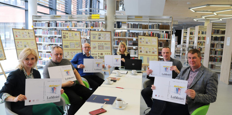 Uroczyste przekazanie maszynopisów. Fot. FB A. Jonnczyk-Drzymała