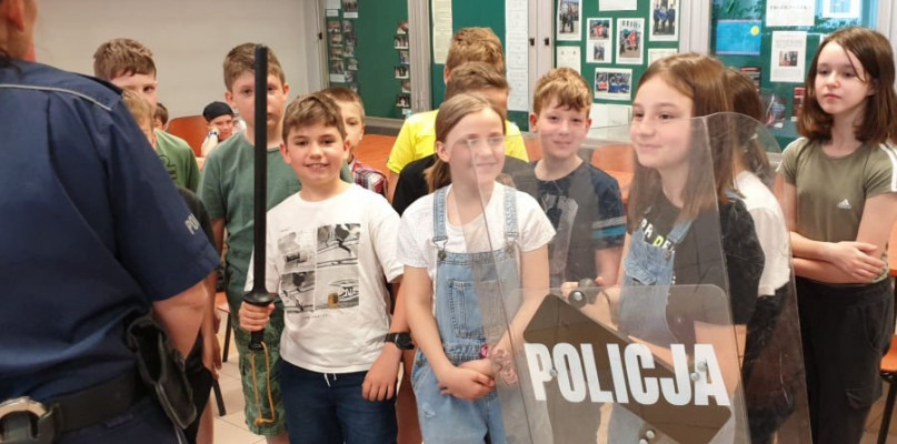 Czwartoklasiści z Lublińca z wizytą u policjantów. Fot. Archiwum policji
