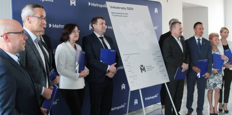 W piątek w Katowicach przedstawiciele 11 samorządów podpisali porozumienia o rozpoczęciu budowy szybkich dróg rowerowych w Górnosląsko-Zagłębiowskiej Metropolii. Fot. GZM