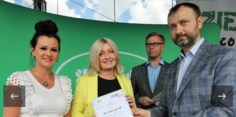Podczas plenerowej gali nagrodę z rąk prezesa WFOŚiGW Tomasza Bednarka odbierała Joanna Walczak, dyrektor ZSOT i Anna Golek. Fot. Archiwum starostwa