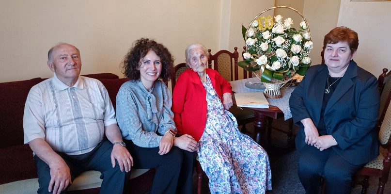 Pani Maria jest wdową, opiekują się nią siostrzeniec Władysław i jego córka Joanna. Dostojną jubilatkę odwiedziła wójt Joanna Wons-Kleta.Fot. FB J. Wons-Klety