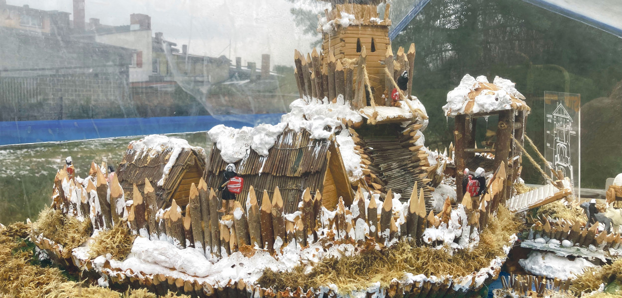 Na Łany Skwerze można zobaczyć autorską wizję grodziska, którą wykonał mieszkaniec gminy Woźniki Janusz Cichowski. Fot. Archiwum UM Woźniki