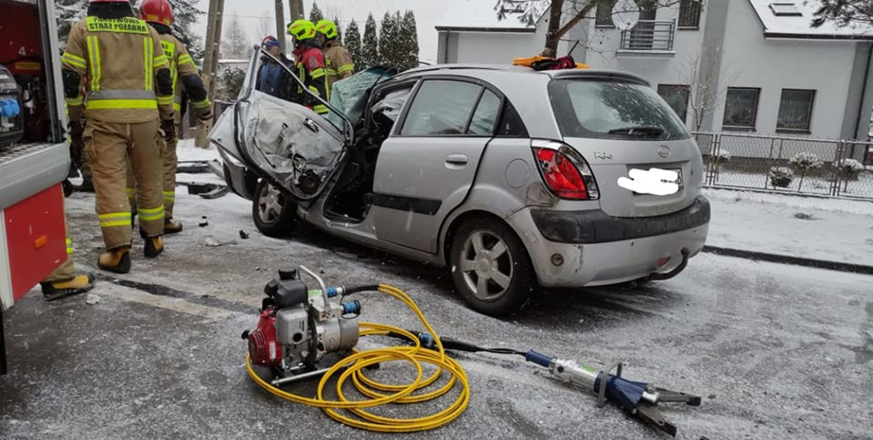 Jadąca osobówką kobieta była zakleszczona. Fot. Archiwum KP PSP w Lublińcu