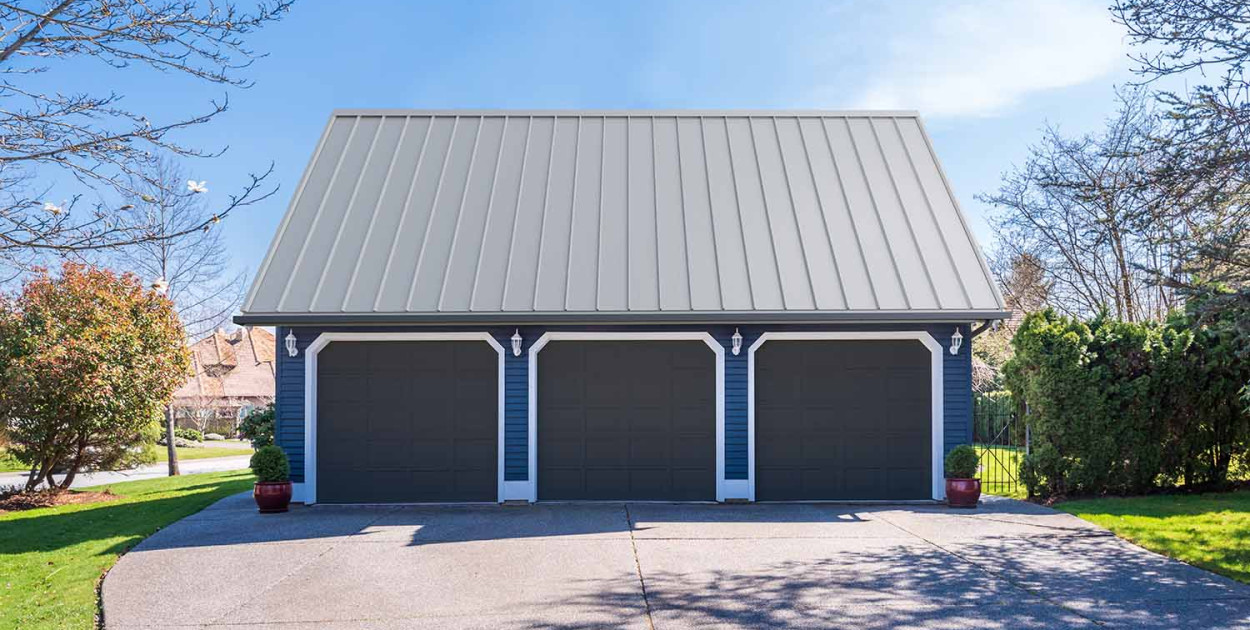 Układanie na dachu blach trapezowych