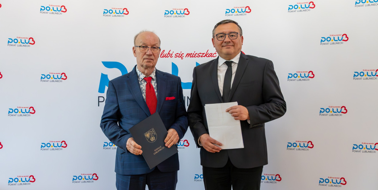 Na zdjęciu Joachim Smyła (z prawej), starosta lubliniecki wraz z nowym dyrektorem szpitala Henrykiem Kromołowskim.
