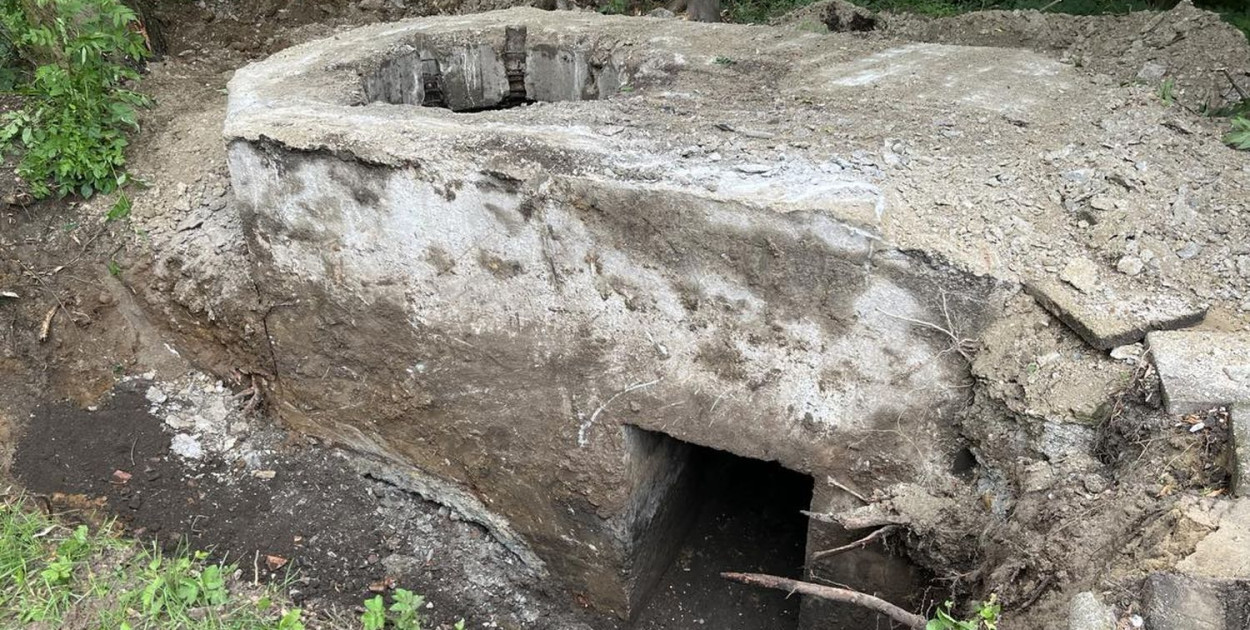 Schron znajduje się za pomnikiem na wzgórzu Florianek w Woźnikach. Fot. Archiwum UM Woźniki