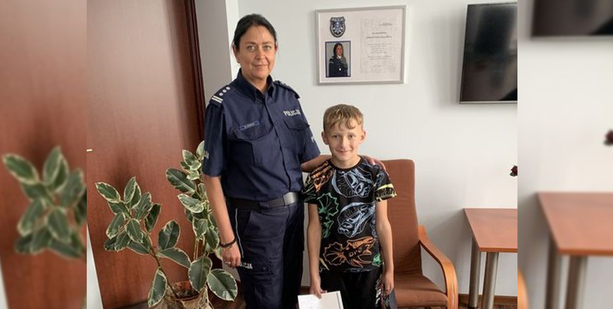 Komendant powiatowy policji inspektor Mariola Biskup zaprosiła chłopca do komendy. Fot. Archiwum policji