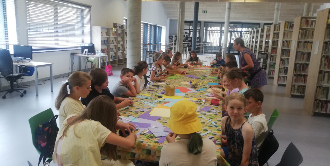 Wakacyjne zajęcia w bibliotece w minionych latach. Fot. Archiwum Lubiteki