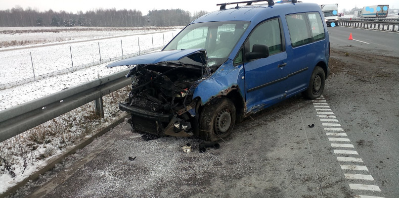 Woźniki. Autostrada A1. Volkswagen caddy uderzył w barierę ochronną.Fot. OSP Woźniki