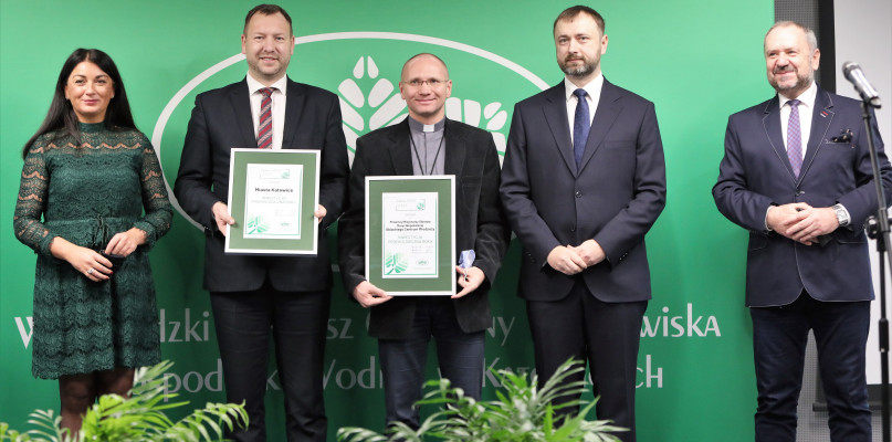 W kategorii Inwestycja proekologiczna roku kapituła wyróżniła Prowincję Misjonarzy Oblatów Maryi Niepokalanej za Oblackie Centrum Młodzieży Niniwa w Kokotku. Dyplom odebrał ks. Tomasz Maniura. Fot. Mirosław Cichy WFOŚiGW w Katowicach