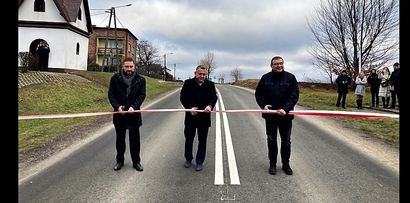  Symbolicznego otwarcia drogi dokonali: burmistrz Woźnik Michał Aloszko, Tomasz Obłoza, dyrektor do spraw realizacji budów w firmie Bitum, Joachim Smyła, starosta lubliniecki.  Fot: Urząd Miejski w Woźnikach 