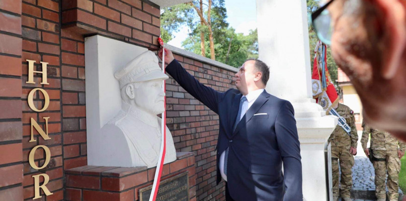 W piątek na placu przed kościołem garnizonowym pw. bł. Piotra Jerzego Frassati w Lublińcu odsłonięto popiersie gen. broni Tadeusza Jordana Rozwadowskiego. Fot. Urząd Marszałkowski