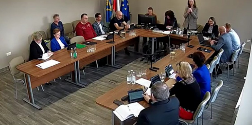 Zrzut ekranu z sesji rady gminy w Pawonkowie.