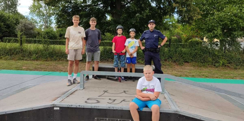 W tym tygodniu policjanci z komendy powiatowej w Lublińcu i komisariatu w Woźnikach wzięli udział w kampanii społecznej „Bezpieczny sk8park & pumptrack”. Fot. Archiwum policji