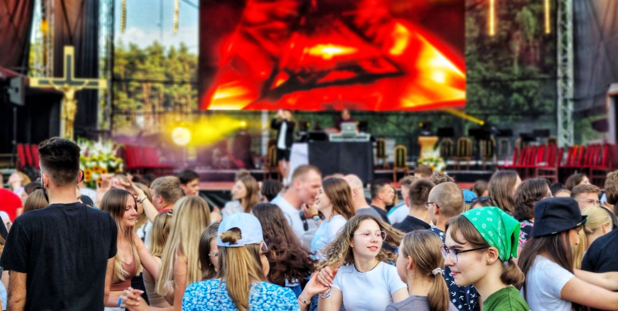 Ponad 1000 osób na Festiwalu Życia w Kokotku. Fot. Szymon Zmarlicki