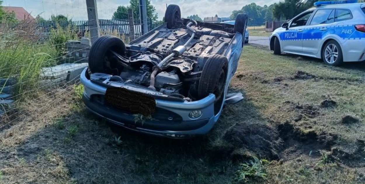 Efekt jazdy po pijanemu - auto w rowie, zarzuty i być może 2 lata więzienia. Fot. Policja Lubliniec