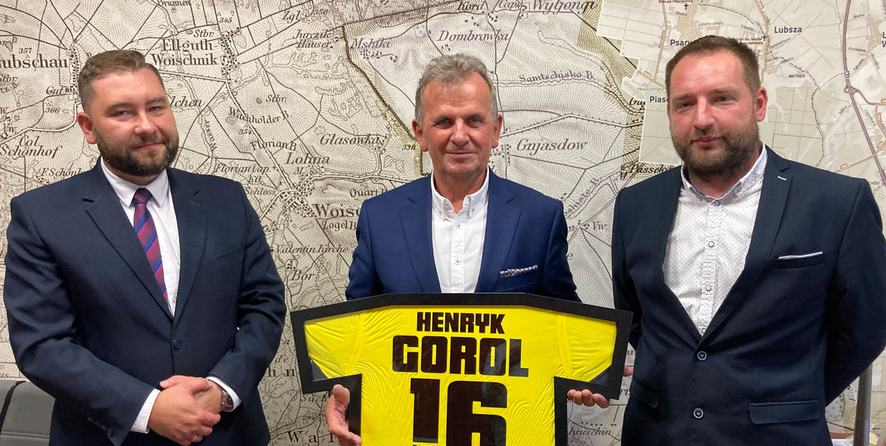 W 2022 r. Piotr Kamiński został nowym prezesem klubu. Zastąpił Henryka Gorola, który kierował nim 16 lat. Fot. Archiwum UM w Woźnikach