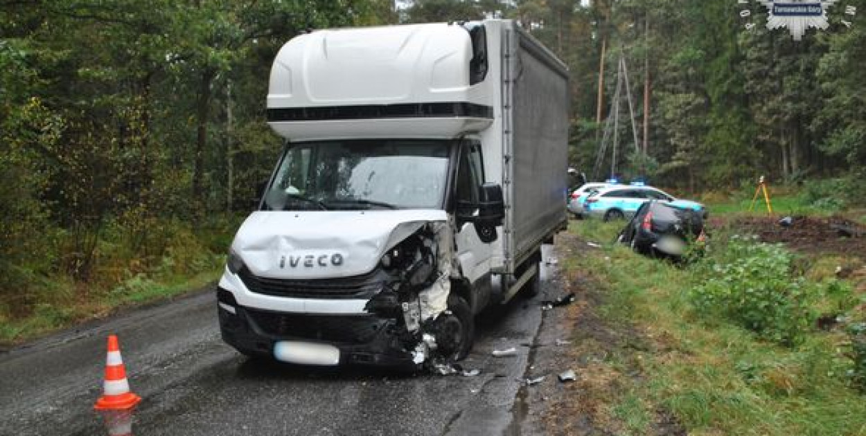 24-letni mieszkaniec Sierakowa Śląskiego jechał zbyt szybko i na zakręcie stracił panowanie nad dostawczym iveco. Fot. Archiwum policji