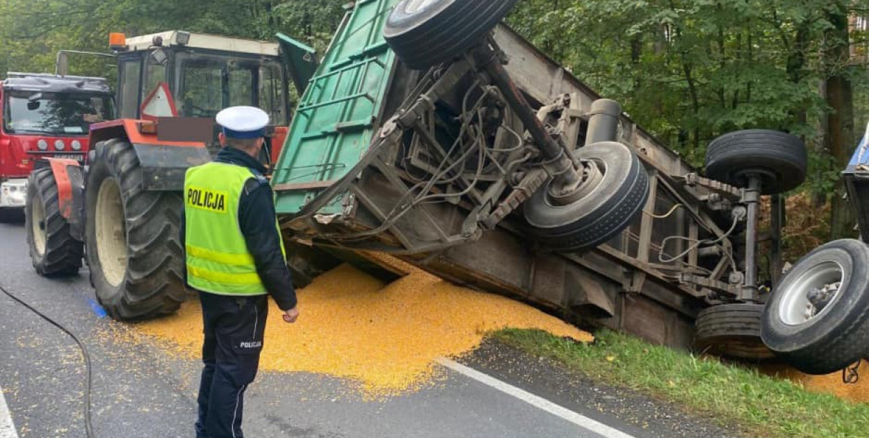 Ciasna, DK 11. Zderzenie osobówki, ciężarówki i traktora. Fot. Archiwum policji