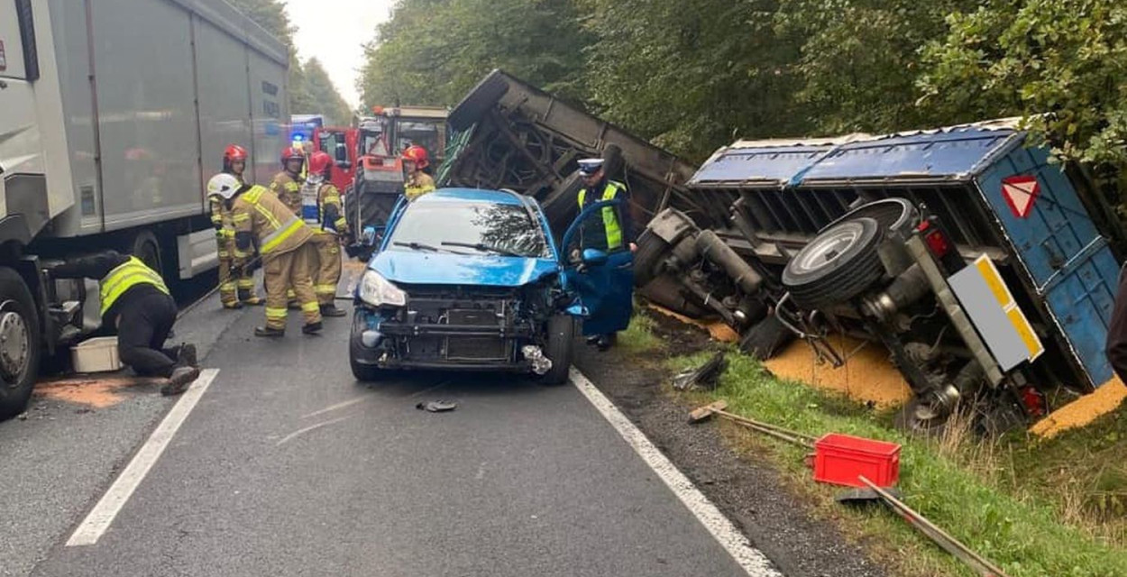 Ciasna, DK 11. Zderzenie osobówki, ciężarówki i traktora. Fot. Archiwum policji