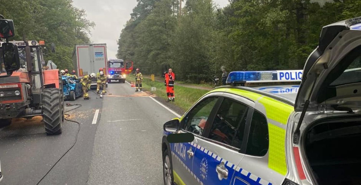 Ciasna, DK 11. Zderzenie osobówki, ciężarówki i traktora. Fot. Archiwum policji