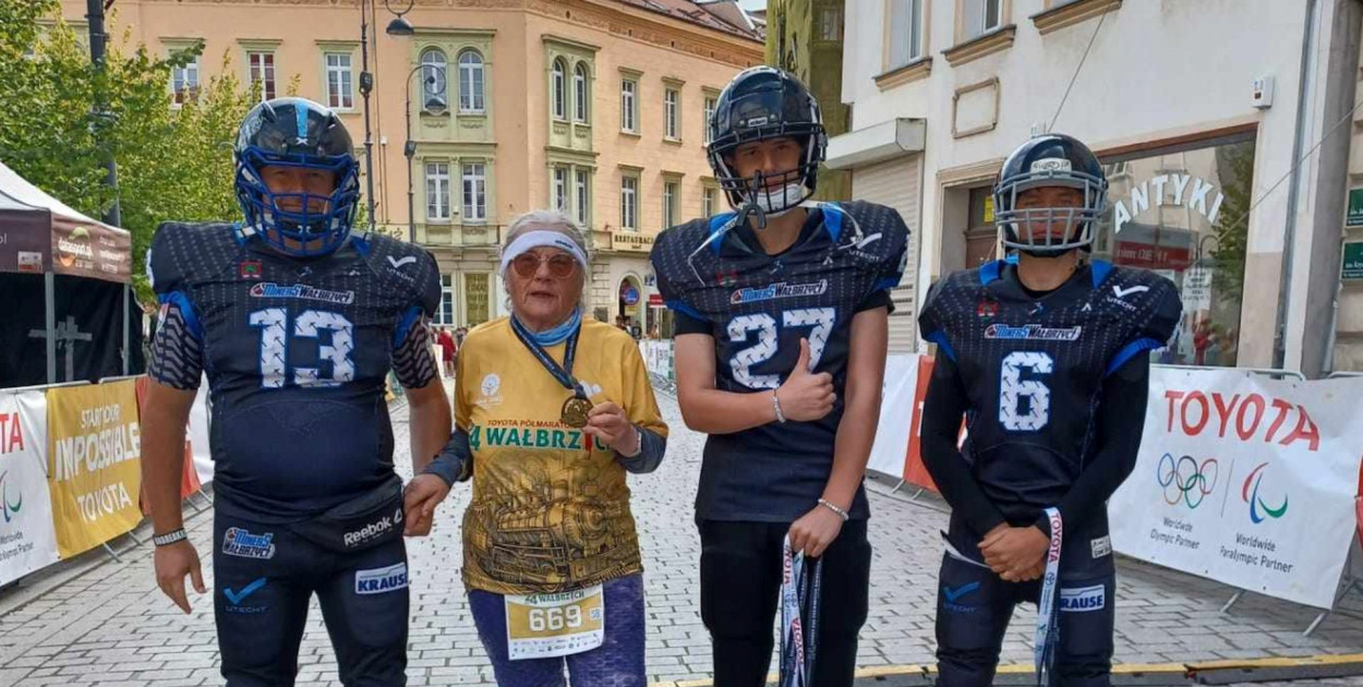 Najczęściej startowali najstarsi: 76-letnia Ewa Kasierska - 75 razy i 82-letni Jacek Domański - 37 razy. Do pani Ewy należy też 1/10 z tych przebiegniętych kilometrów. Fot. WKB Meta Lubliniec