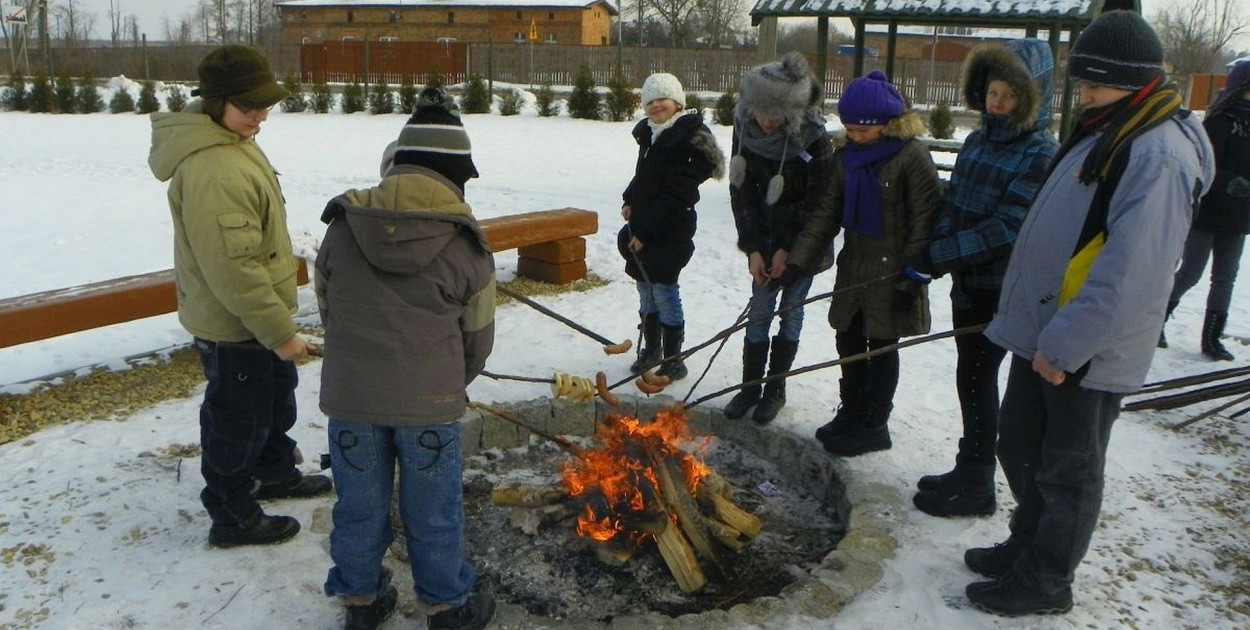 Zajęcia odbywają się w placówkach oświatowych oraz ośrodku edukacyjnym, który wyposażony jest w salę dla 40 osób, ekspozycję przyrodniczą oraz krąg ogniskowy. Fot. M. Krus Ośrodek Edukacyjny ZPKWŚ w Kalinie