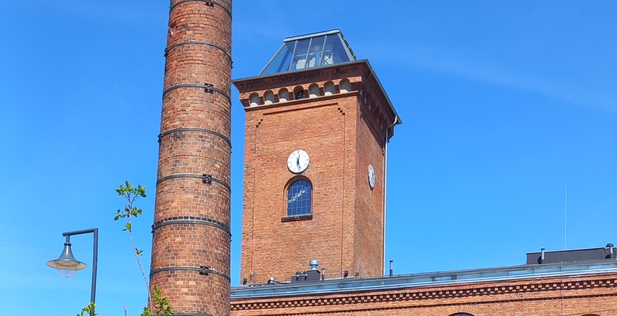 Prawdziwa przemiana Żółtego Folwarku nastąpiła w latach 2020–2024, kiedy to gmina Kochanowice, przy wsparciu funduszy unijnych, przeprowadziła gruntowną renowację dawnej gorzelni i ujeżdżalni. Fot. Archiwum ZPKWŚ