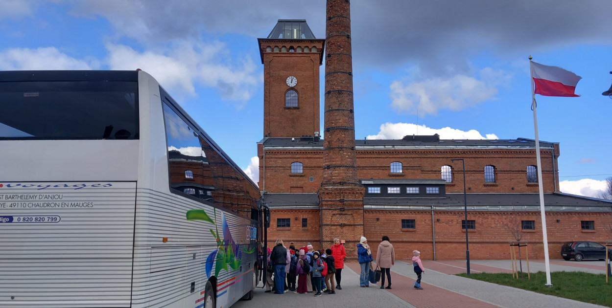 Prawdziwa przemiana Żółtego Folwarku nastąpiła w latach 2020–2024, kiedy to gmina Kochanowice, przy wsparciu funduszy unijnych, przeprowadziła gruntowną renowację dawnej gorzelni i ujeżdżalni. Fot. Archiwum ZPKWŚ