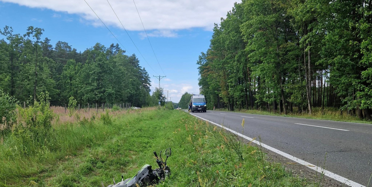 Ojciec został zabrany do szpitala śmigłowcem Lotniczego Pogotowia Ratunkowego. Ranny jest także jego 14-letni syn. Fot. Archiwum policji