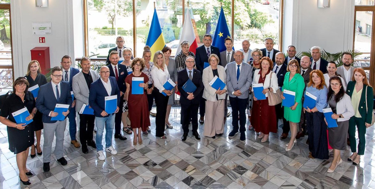 W Urzędzie Marszałkowskim Województwa Śląskiego wręczono listy gratulacyjne beneficjentom konkursów w ramach Funduszy Europejskich dla Śląskiego.  Fot. Urząd Marszałkowski Województwa Śląskiego