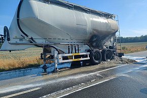 Pożar opon w naczepie ciągnika-428