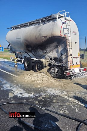 Pożar opon w naczepie ciągnika-428