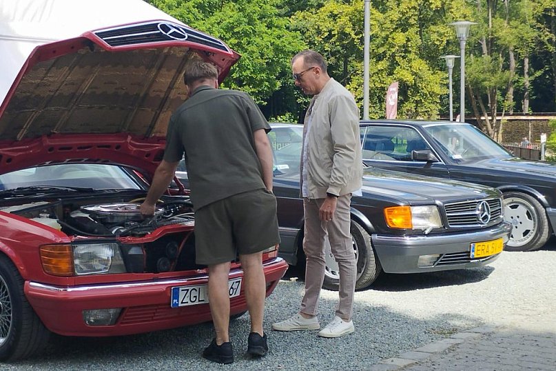 Zlot zabytkowych mercedesów. Baza w Zamku Lubliniec