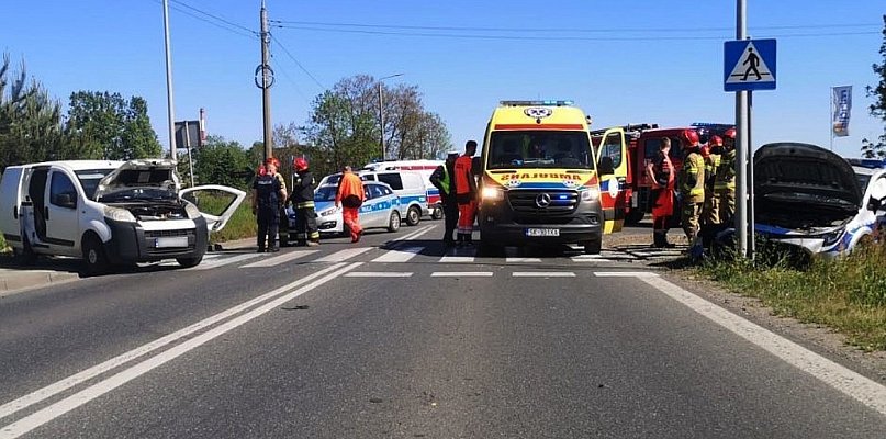 Wypadek z udziałem radiowozu. Policjant  z Lublińca trafił do szpitala - 6631