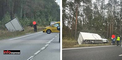 Dostawczy w rowie. W tym miejscu niedawno doszło do śmiertelnego wypadku-8275