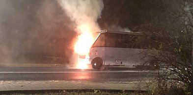 Autobus doszczętnie spłonął. Kierowca zdołał uciec-8720