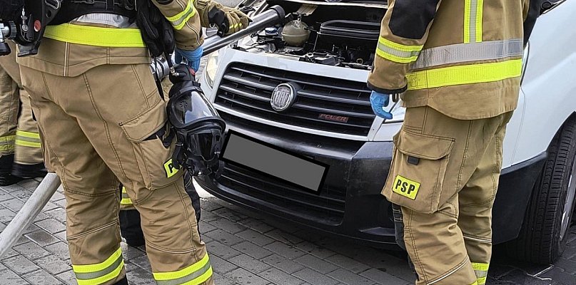 Dzielnicowy po służbie i druh OSP ugasili pożar busa - 10976