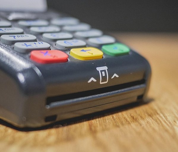 Zakaz sprzedaży i większy nadzór. Tych produktów nie kupią już nieletni-11013