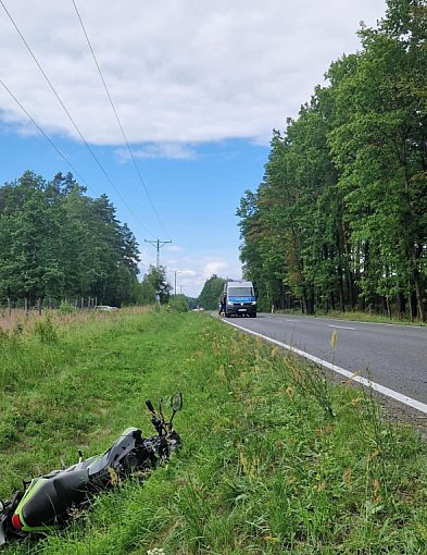Powiat lubliniecki. Poważny wypadek na DW 908. Ranni ojciec i syn-11138