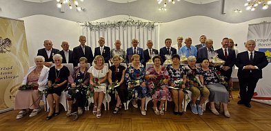 Złote pary z medalami z różą-11228