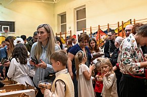 Kiermasz dla Lenki i jasełka w Czwórce-805