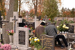 Savoir-vivre na 1 listopada. Jak się zachować podczas wizyty na cmentarzu?-12087