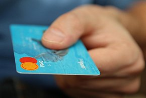 Fiskus skontroluje płatności kartą Polaków? Resort zabiera głos-12233