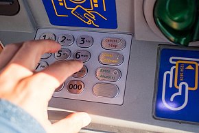 Bankomaty znikają. Zastąpią je sklepy?-12371