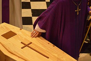 Pochówki po nowemu. Będzie można rozsypywać prochy?-12434