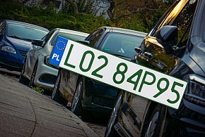 Tablice z zielonymi napisami na kolejnych autach. Nie chodzi o "elektryki"-12535
