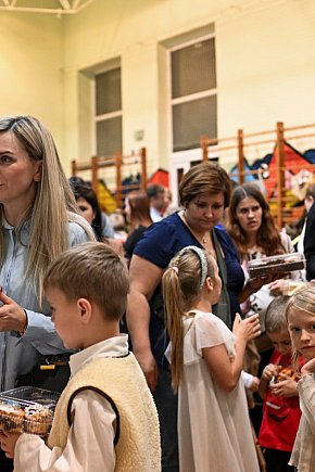 Kiermasz dla Lenki i jasełka w Czwórce-805