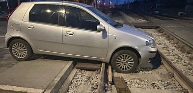 Powiat lubliniecki. Jedna wjechała na przejazd, drugi w ciężarówkę